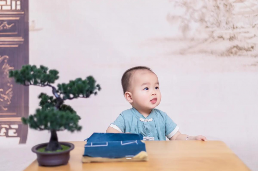 临海五个月宝宝可以站吗